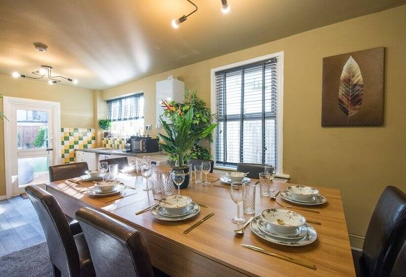レジデンス Immaculate 2 Bed House In London