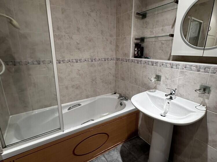 Резиденция Riverside Retreat   Luxurious 4 Bedroom House