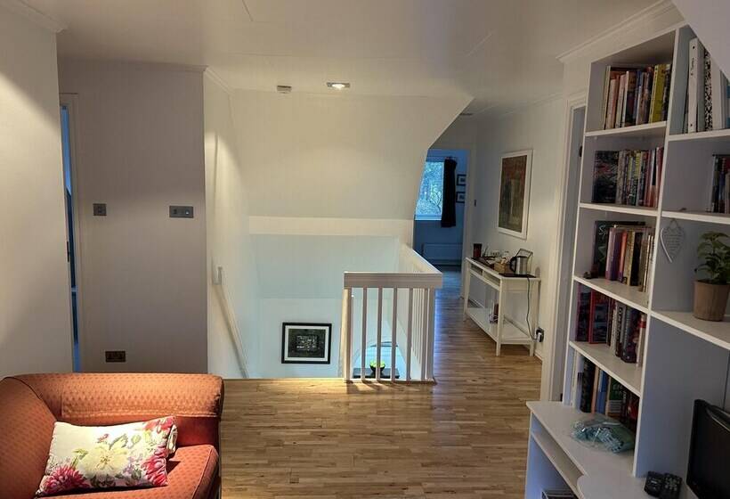 住所  Large 3 Bed House With Separately Bookable Studio