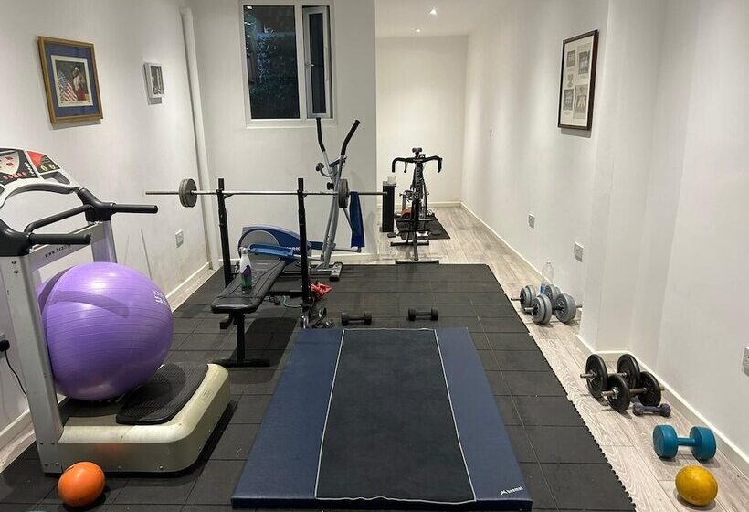 住所  Large 3 Bed House With Separately Bookable Studio