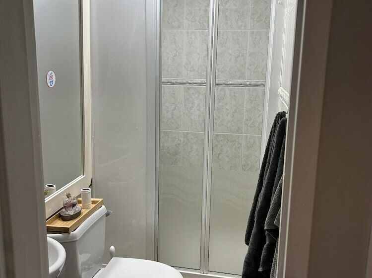 Резиденция Large 3 Bed House With Separately Bookable Studio