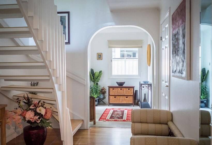 Резиденция Large 3 Bed House With Separately Bookable Studio