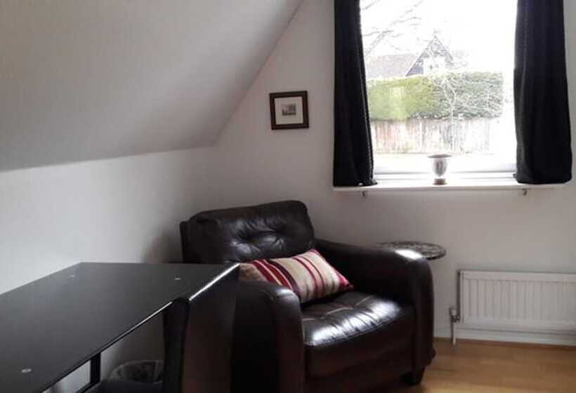 住所  Large 3 Bed House With Separately Bookable Studio