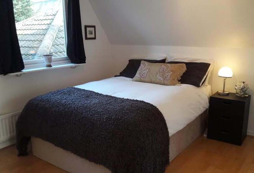 住所  Large 3 Bed House With Separately Bookable Studio