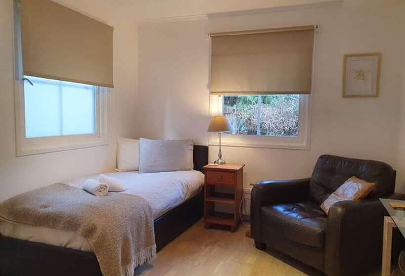 Резиденция Large 3 Bed House With Separately Bookable Studio