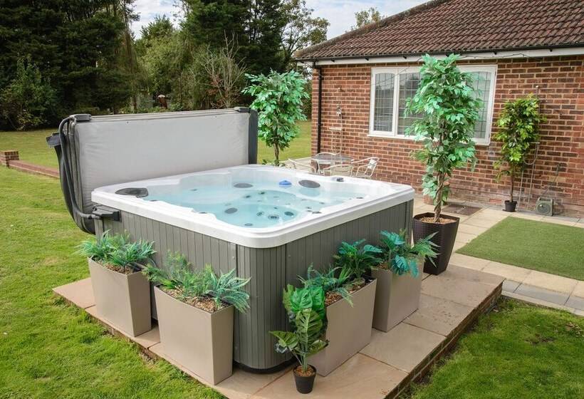 דירת נופש Deluxe 2 Bed Versace Hottub Skytv