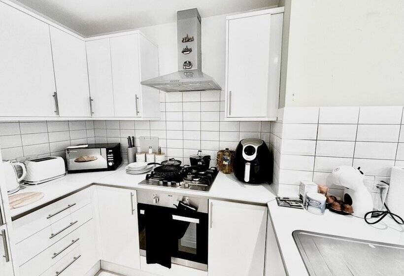 레지던스 Stunning 3 Bed House In The Heartreading