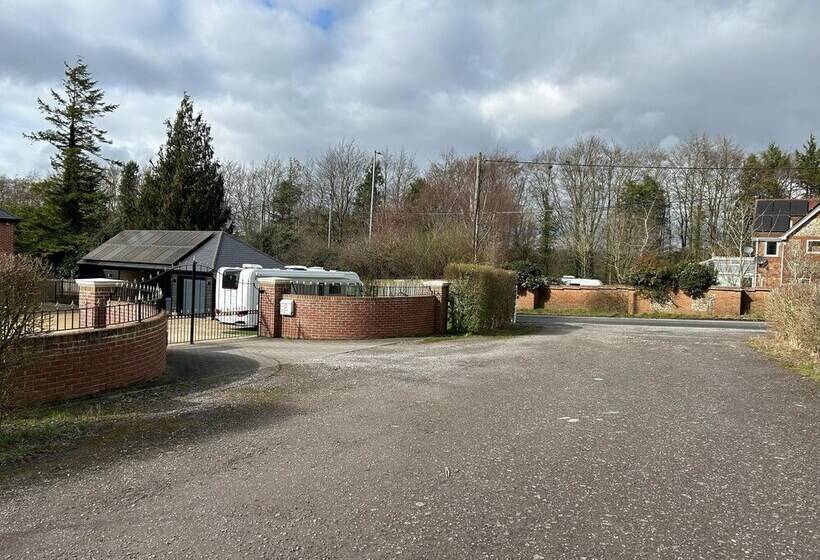 Cozy King Bed Cabin To Relax & Unwind With Garden View