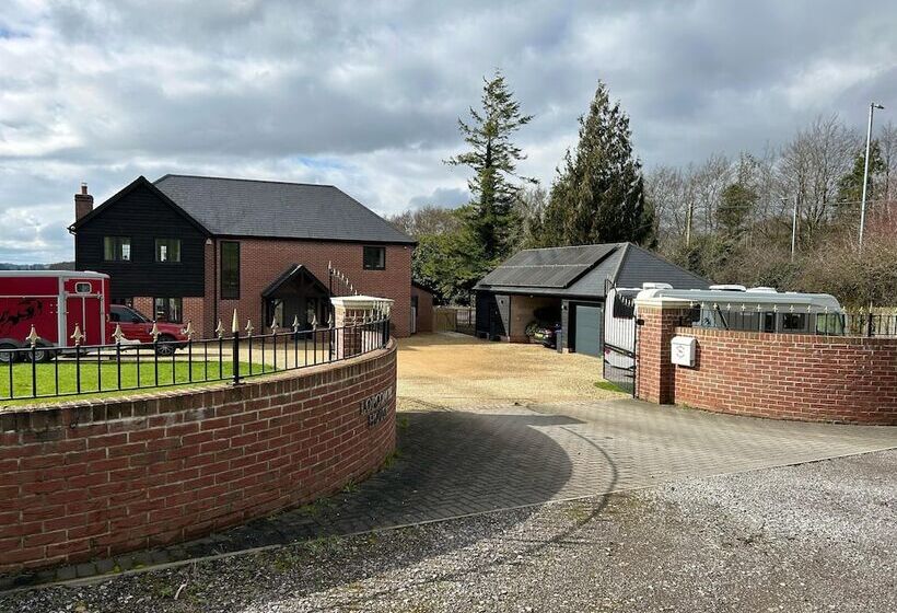 Cozy King Bed Cabin To Relax & Unwind With Garden View