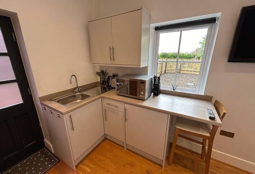 Cozy King Bed Cabin To Relax & Unwind With Garden View