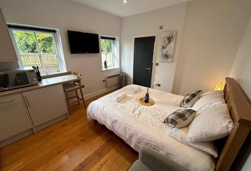 Cozy King Bed Cabin To Relax & Unwind With Garden View