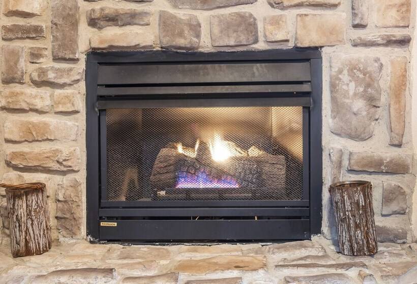 Simons Treetop Cabin 2 Bdr In Popular Resort!