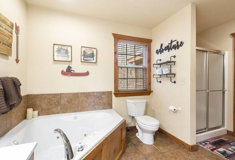 Simons Treetop Cabin 2 Bdr In Popular Resort!