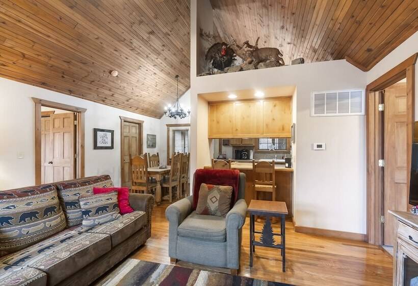 Simons Treetop Cabin 2 Bdr In Popular Resort!