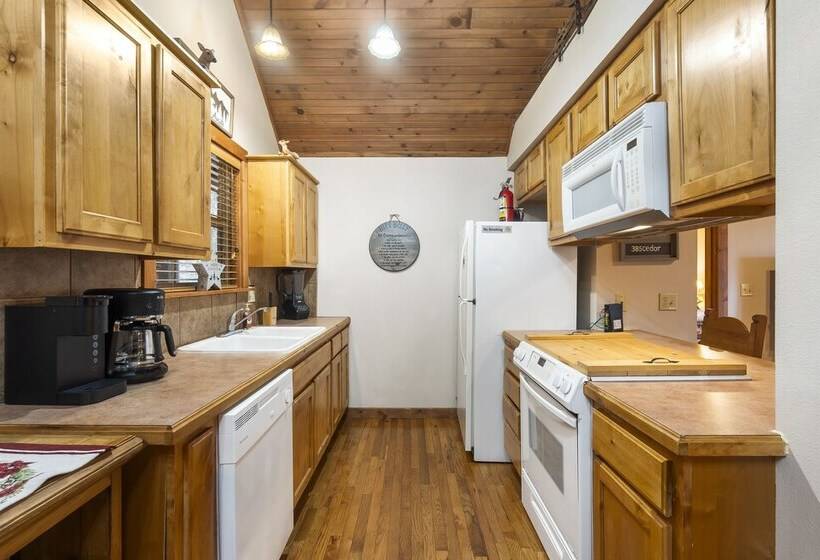 Simons Treetop Cabin 2 Bdr In Popular Resort!