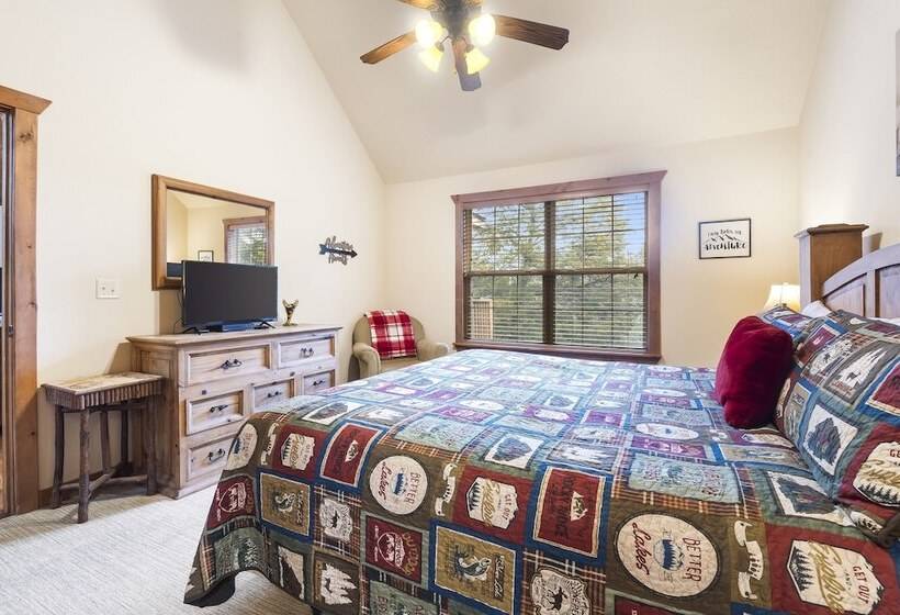 Simons Treetop Cabin 2 Bdr In Popular Resort!