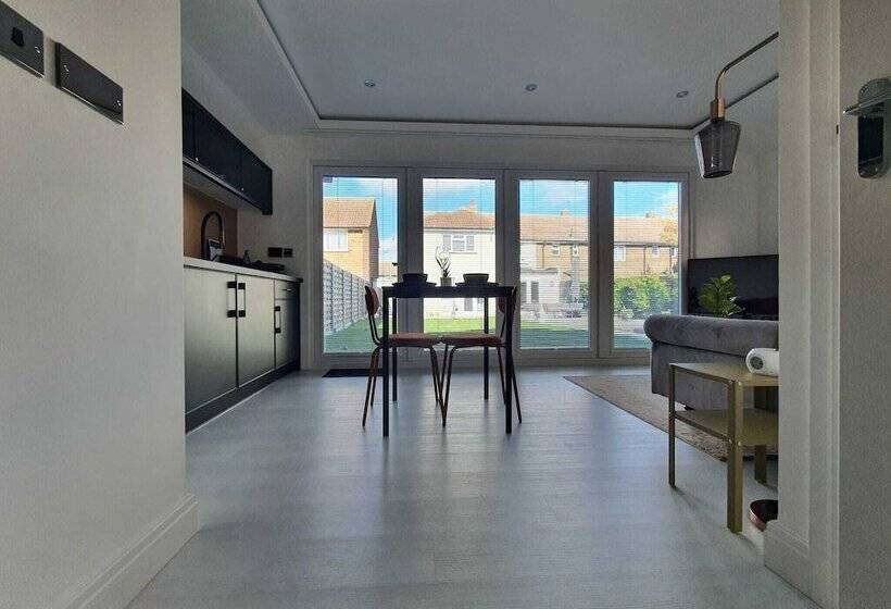 Stunning 1 King Bed Cabin In Grays