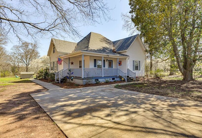 The Farmhouse  In Fort Lawn W/ Fire Pit & Deck!