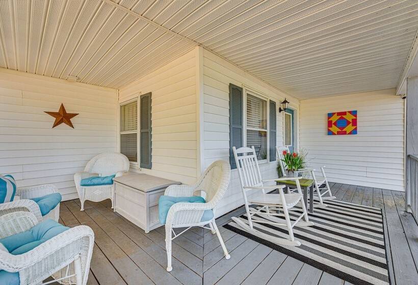 The Farmhouse  In Fort Lawn W/ Fire Pit & Deck!