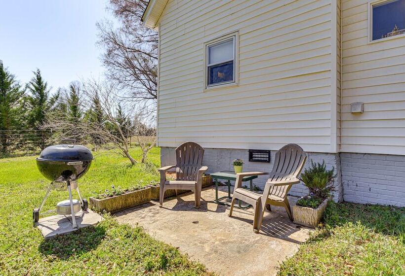 The Farmhouse  In Fort Lawn W/ Fire Pit & Deck!