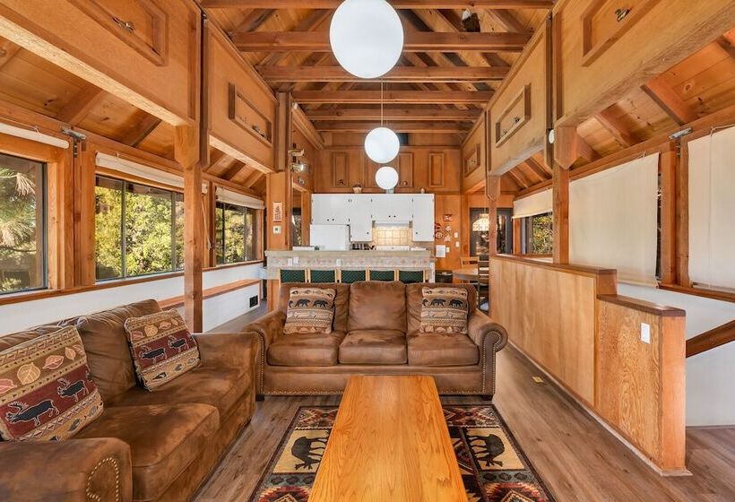 Timber Lodge Yosemite Enveloped In Nature!