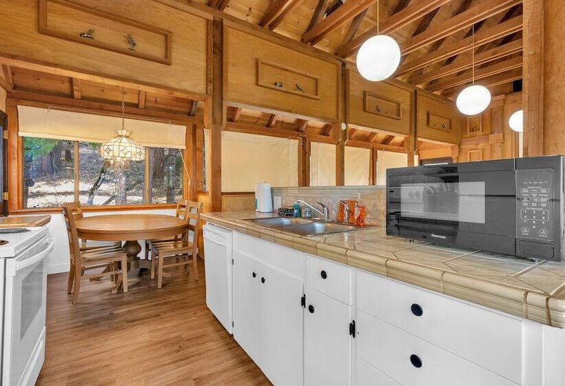 Timber Lodge Yosemite Enveloped In Nature!