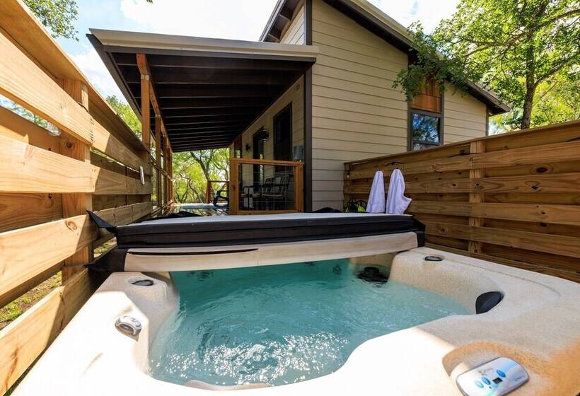 Verbena Waterfront With Hot Tub