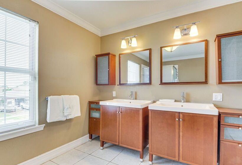 Spacious Waterfront Home In Merritt Island W/ Pool