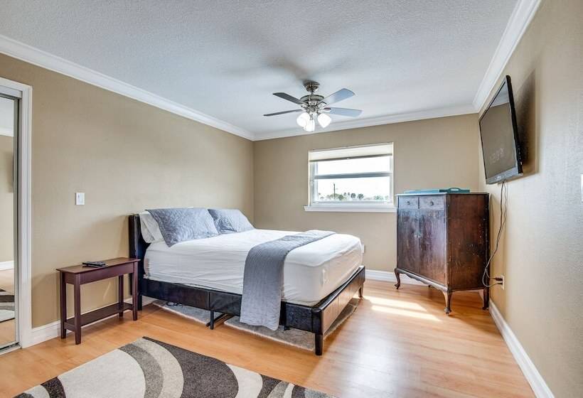 Spacious Waterfront Home In Merritt Island W/ Pool