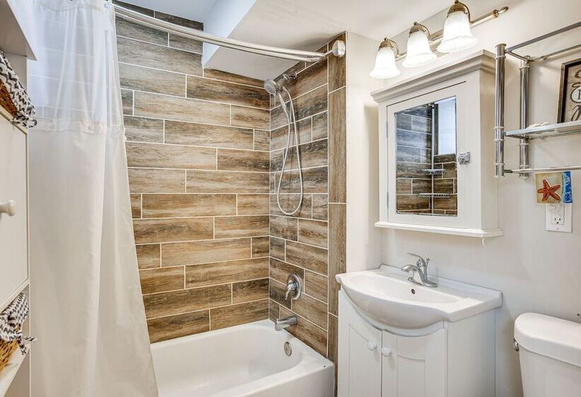 Wildwood Retreat W/ 2 Balconies: 5 Blocks To Beach