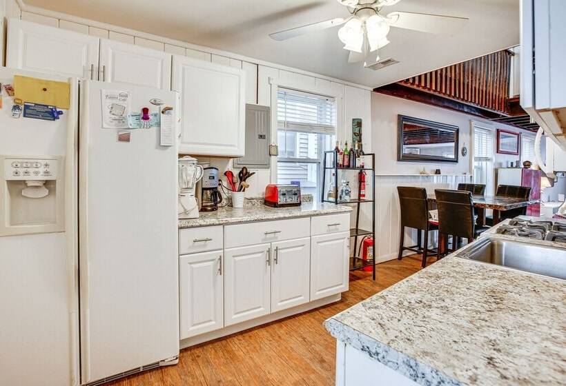 Wildwood Retreat W/ 2 Balconies: 5 Blocks To Beach