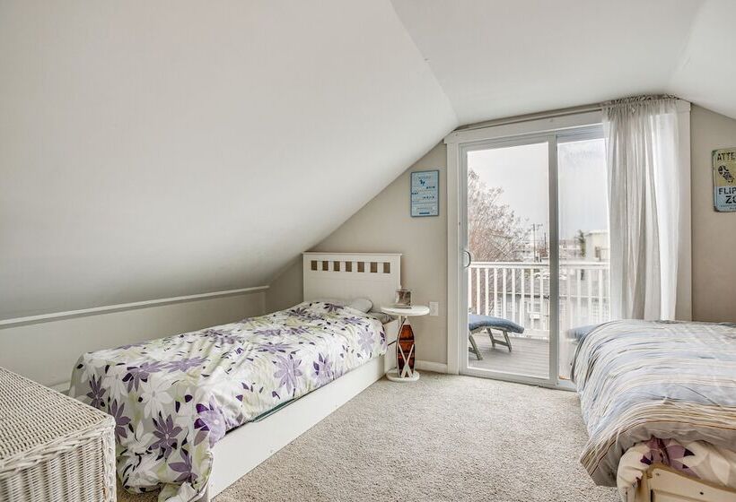 Wildwood Retreat W/ 2 Balconies: 5 Blocks To Beach