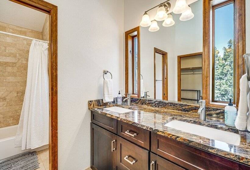 Woodland Park Chalet W/ Deck, Grill & Mtn Views!