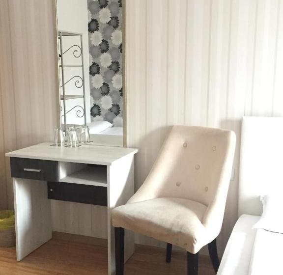 הוסטל Family Hotel Amor