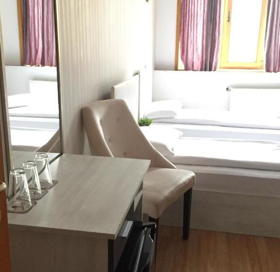 הוסטל Family Hotel Amor