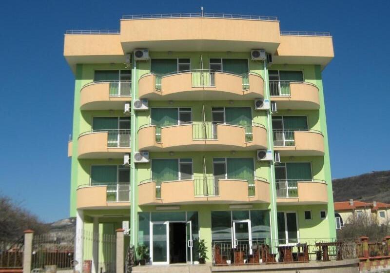 Отель Anelia Family