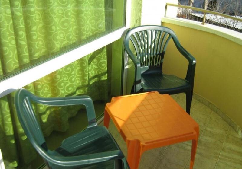 Отель Anelia Family