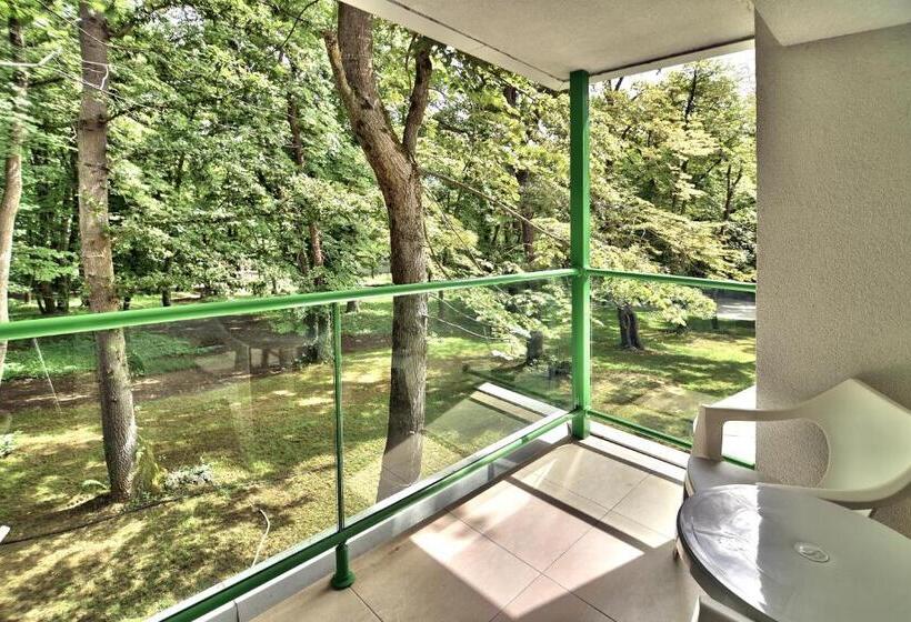 Отель Forest Beach