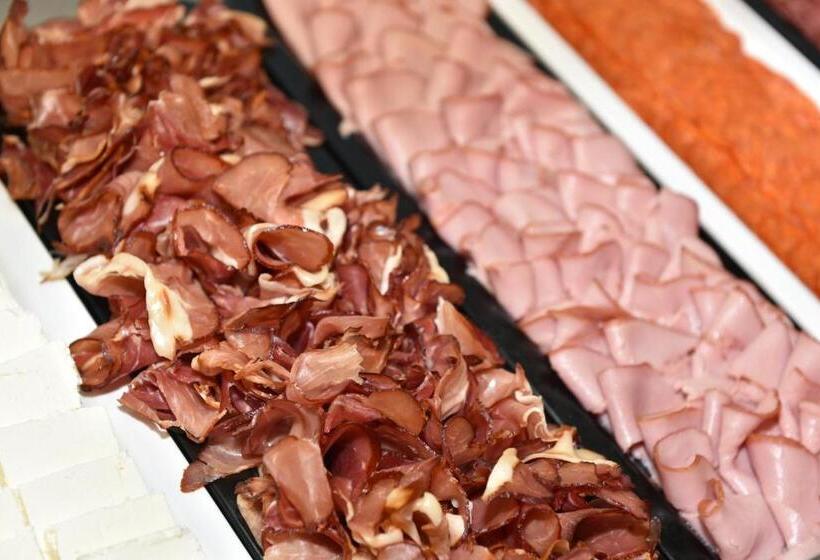 Отель Forest Beach