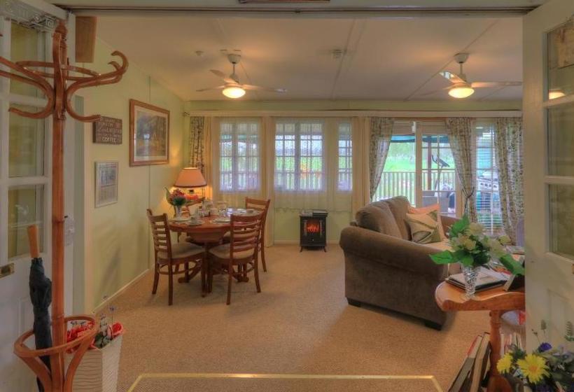 Andavine House   Bed & Breakfast