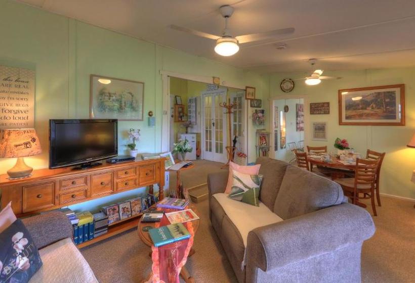 Andavine House   Bed & Breakfast