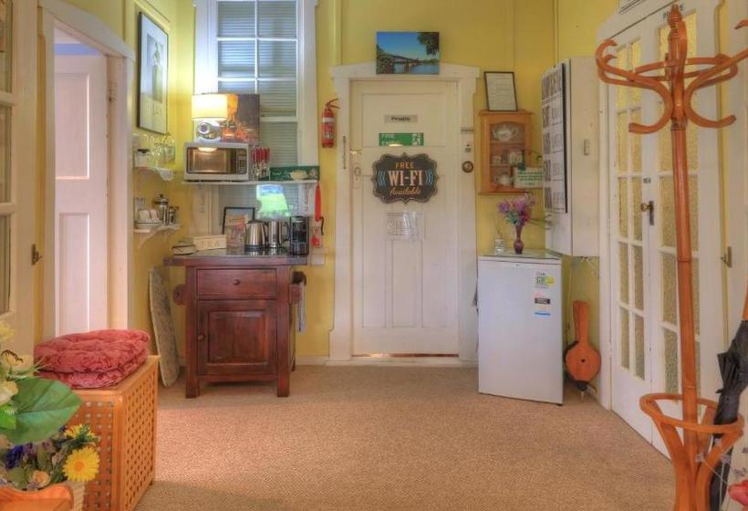 Andavine House   Bed & Breakfast