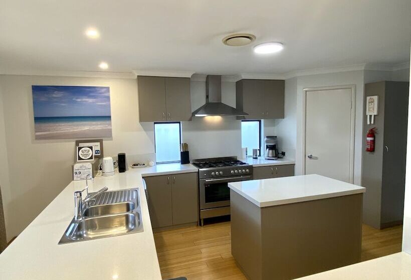 Baudins Of Busselton Bed And Breakfast   Adults Only