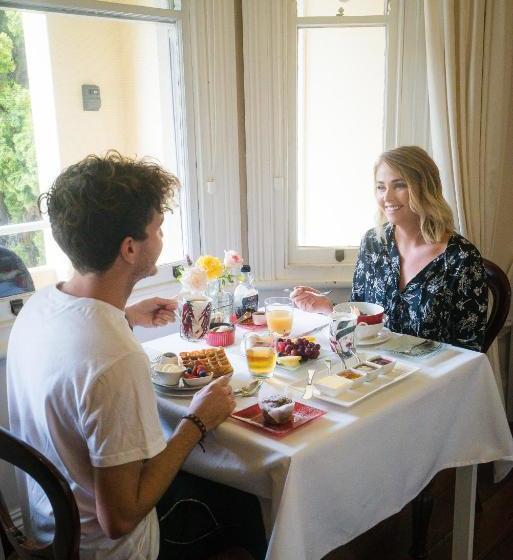 تختخواب و صبحانه Dunmoylen House