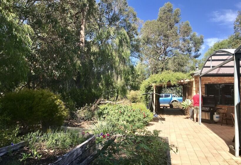 ベッドアンドブレックファースト Little Shangri La