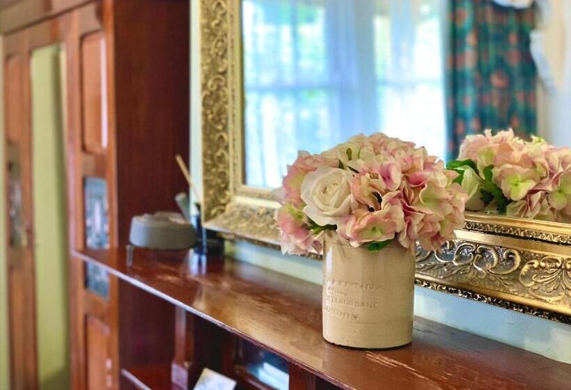 Bed and Breakfast Orana House