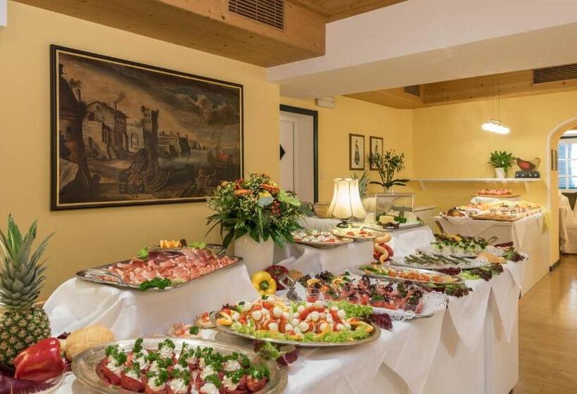 호텔 Cavallino Bianco   Weisses Roessl