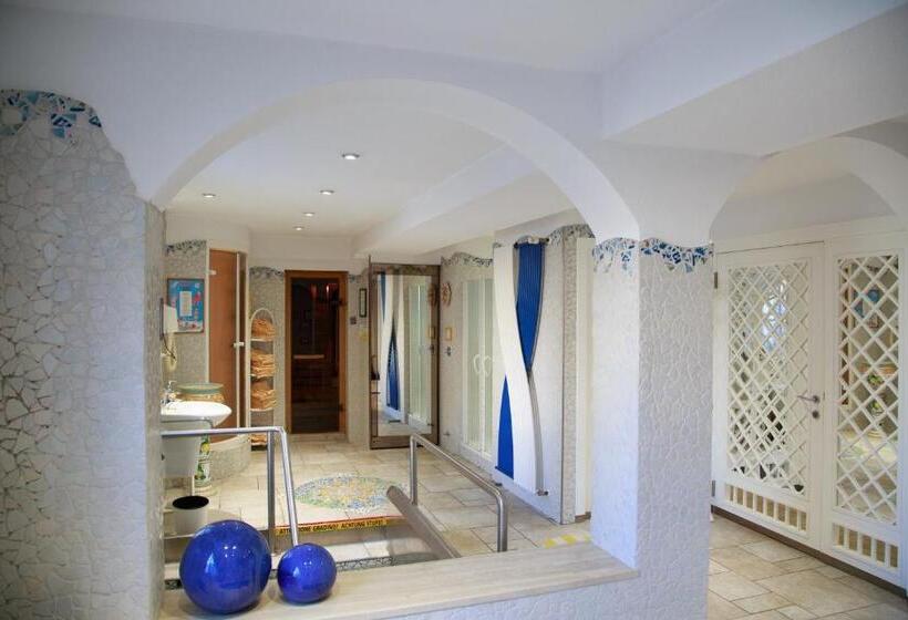 호텔 Cavallino Bianco   Weisses Roessl