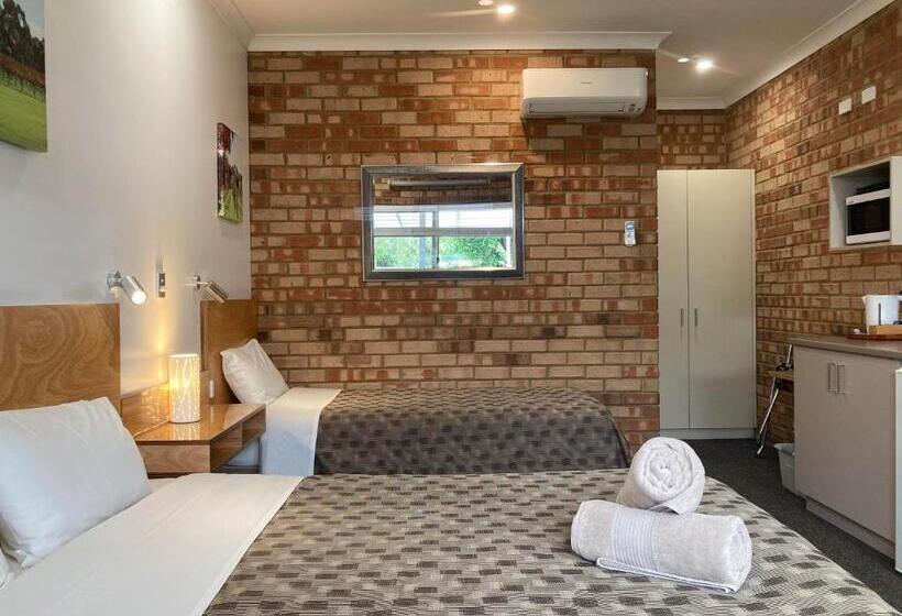 Edge Of The Forest Motel