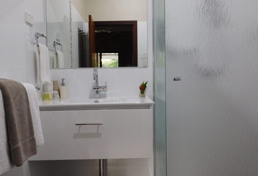 Edge Of The Forest Motel